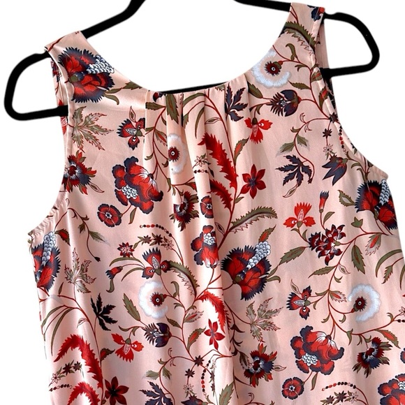 LOFT | NWOT SLEEVELESS FLORAL PLEATED TOP | SIZE: MEDIUM/PETITE - Picture 2 of 8
